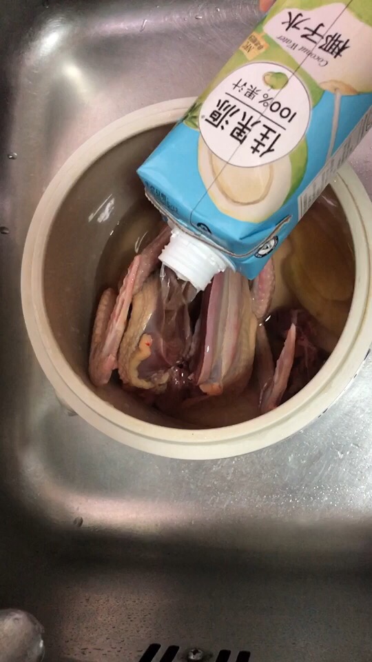 鮮甜美味的鴿子湯，這樣做滋補又養顏，冬天必備養生飲品！的做法-家常味燉菜譜