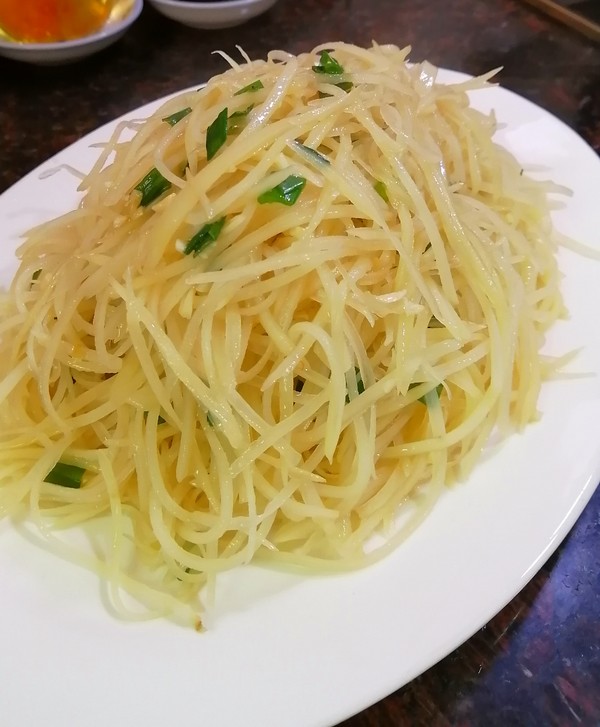 跟著大咖學(xué)做美食~~醋溜土豆絲的做法-酸味炒菜譜-易網(wǎng)健康養(yǎng)生網(wǎng) 跟著大咖學(xué)做美食~~醋溜土豆絲的做法-酸味炒菜譜