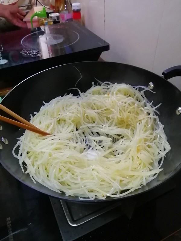 跟著大咖學(xué)做美食~~醋溜土豆絲的做法-酸味炒菜譜