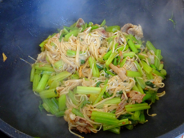 羊肉金針菇炒芹菜的做法-咸鮮味炒菜譜-易網健康養生網 羊肉金針菇炒芹菜的做法-咸鮮味炒菜譜
