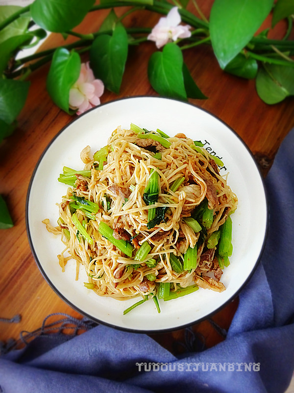 羊肉金針菇炒芹菜的做法-咸鮮味炒菜譜-易網健康養生網 羊肉金針菇炒芹菜的做法-咸鮮味炒菜譜