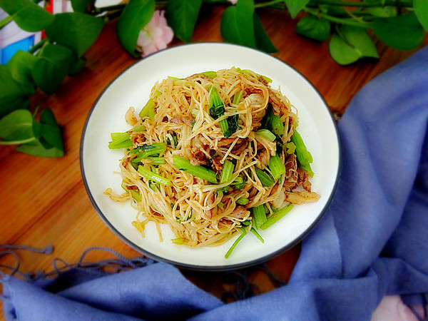 羊肉金針菇炒芹菜的做法-咸鮮味炒菜譜-易網健康養生網 羊肉金針菇炒芹菜的做法-咸鮮味炒菜譜
