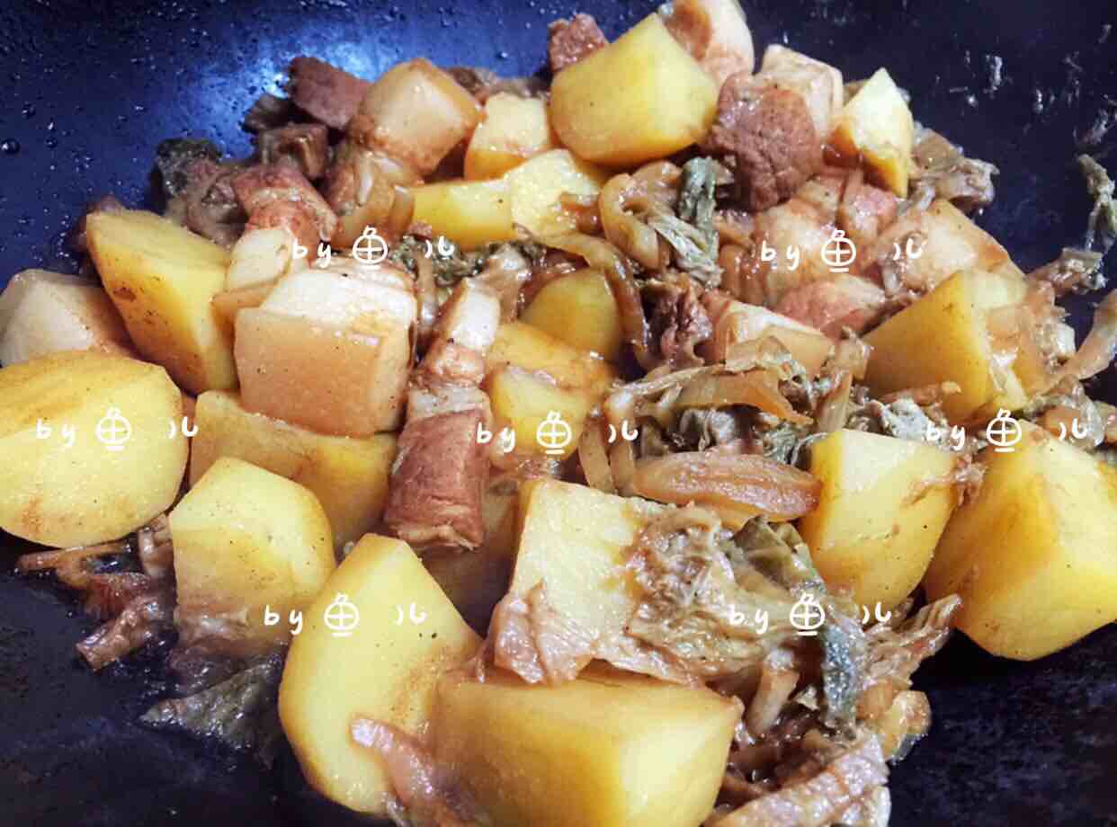 紅燒肉燉土豆酸菜的做法-家常味燉菜譜