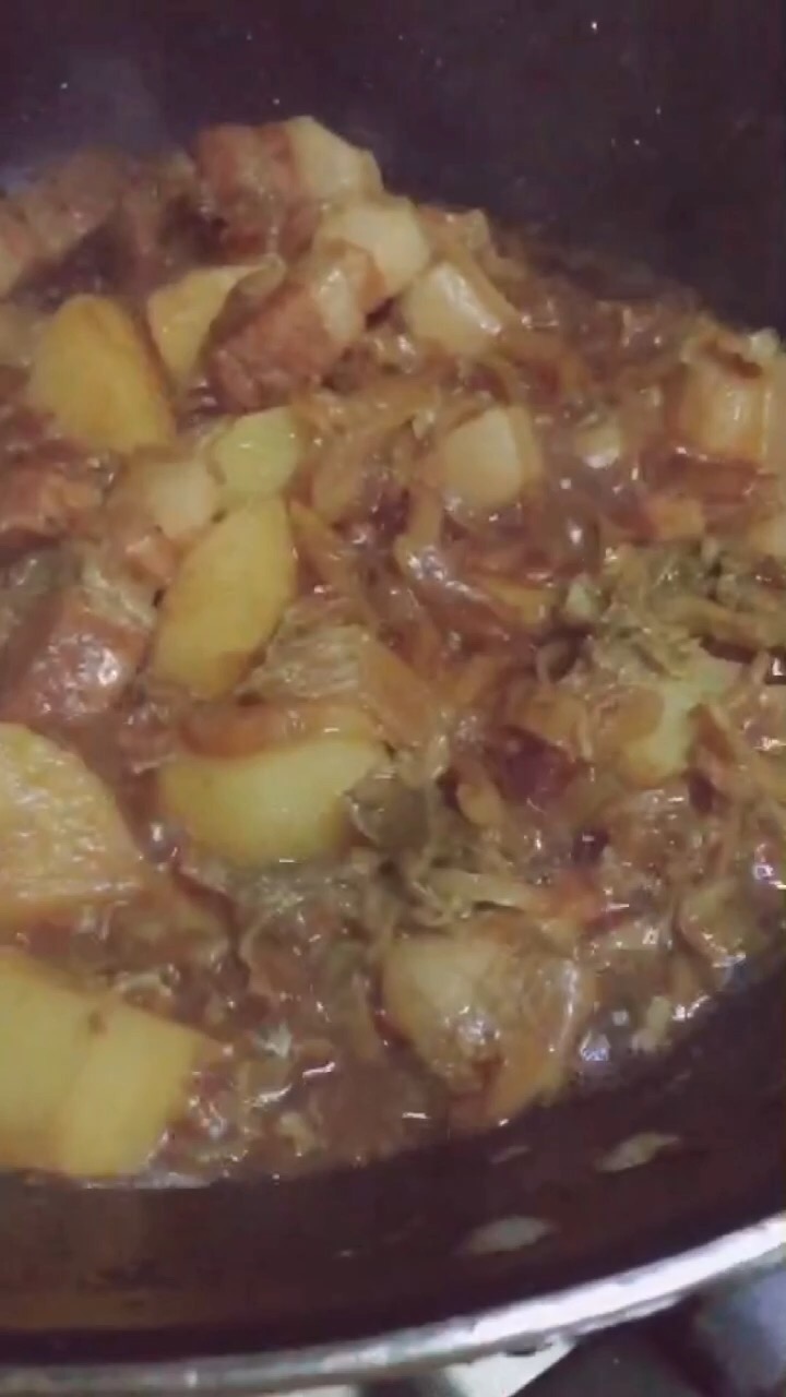 紅燒肉燉土豆酸菜的做法-家常味燉菜譜