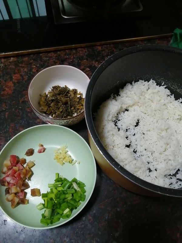 家鄉的美食~~臘肉腌菜炒飯的做法-家常味炒菜譜