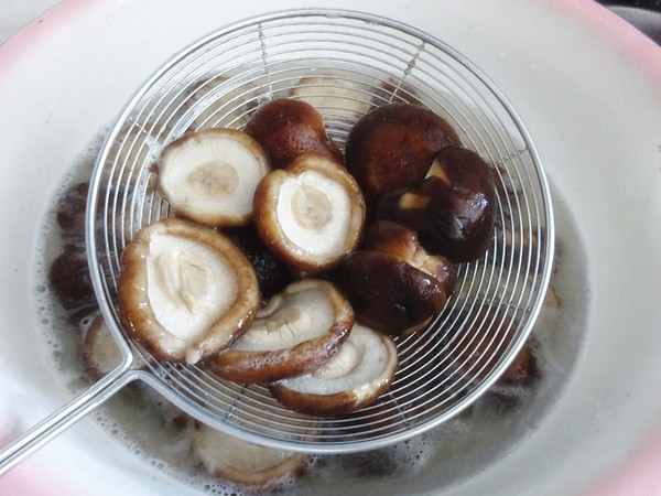 一口就讓食欲大開的香菇豬肉蒸餃的做法-咸鮮味蒸菜譜