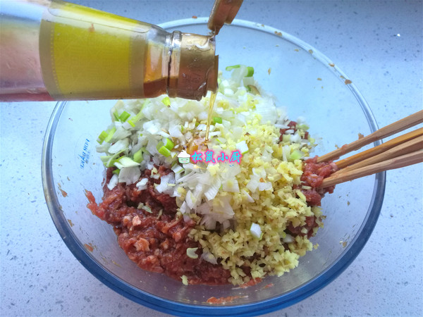 #冬至大如年#一口一個，焦脆鮮香的牛肉丸子的做法-家常味炸菜譜