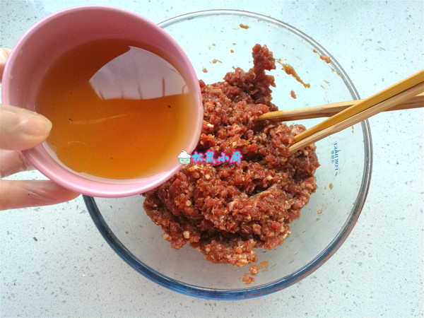 #冬至大如年#一口一個，焦脆鮮香的牛肉丸子的做法-家常味炸菜譜