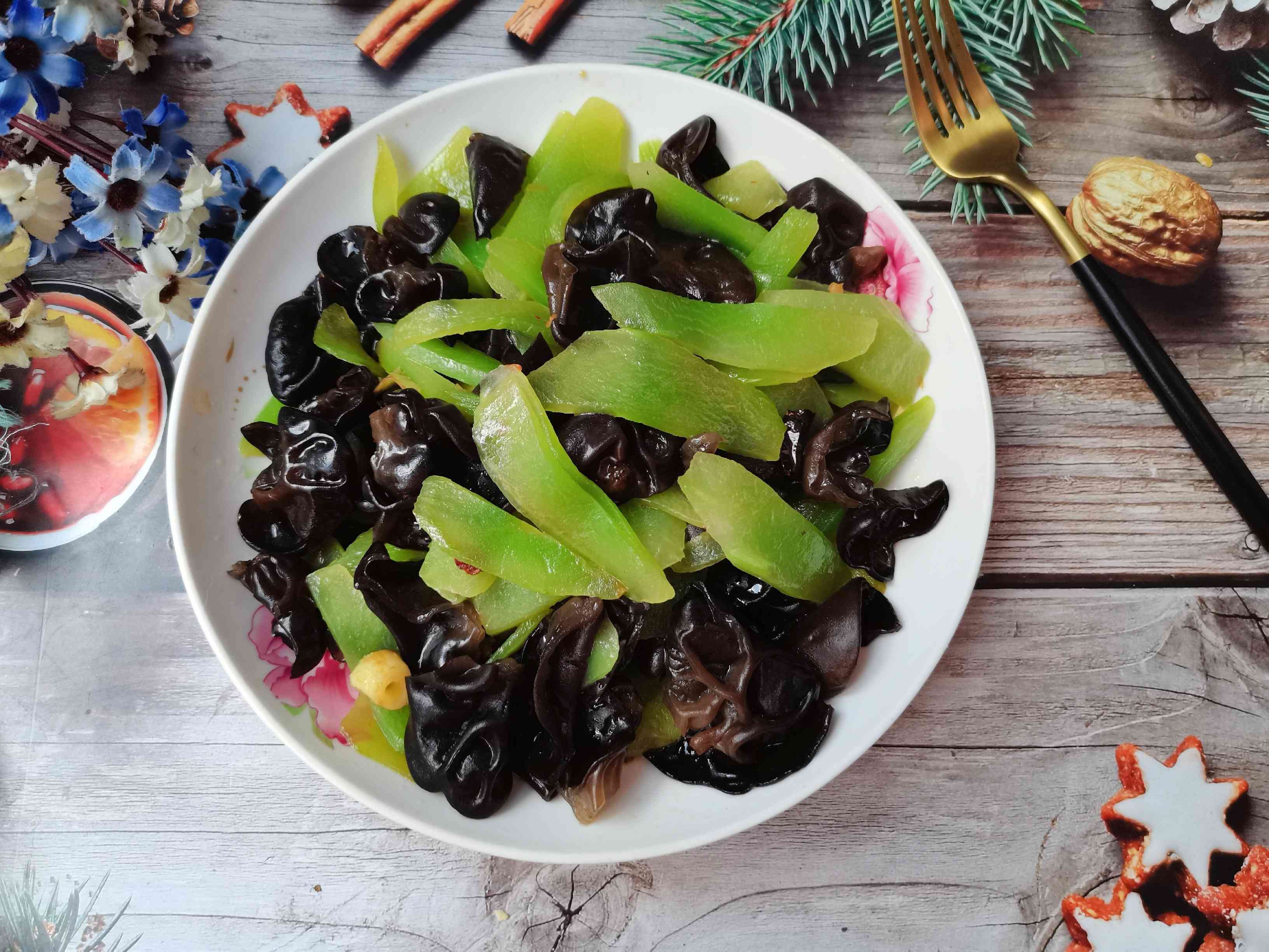 萵筍炒木耳的做法-家常味炒菜譜
