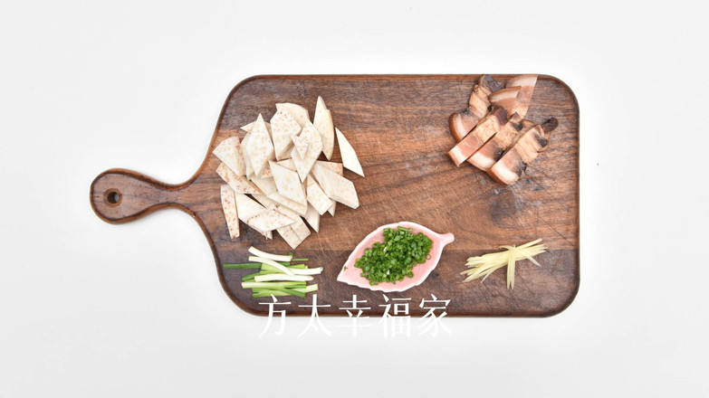 臘肉燜香芋的做法-家常味煮菜譜