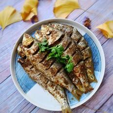 用烤箱烤鯽魚既衛(wèi)生又安全，廚房油煙少的做法-家常味烤菜譜