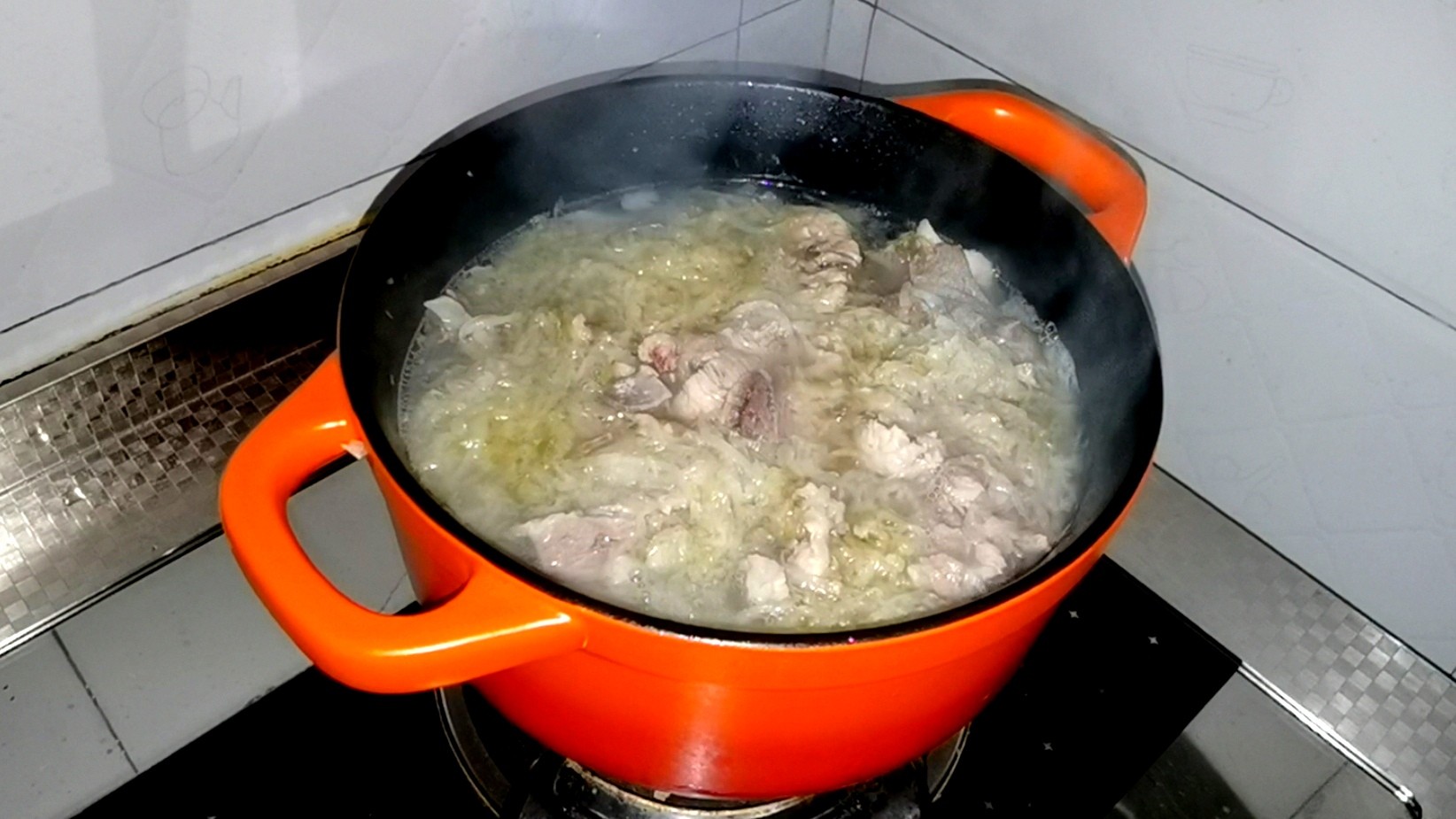 東北特色燉酸菜的做法-家常味燉菜譜-易網健康養生網 東北特色燉酸菜的做法-家常味燉菜譜