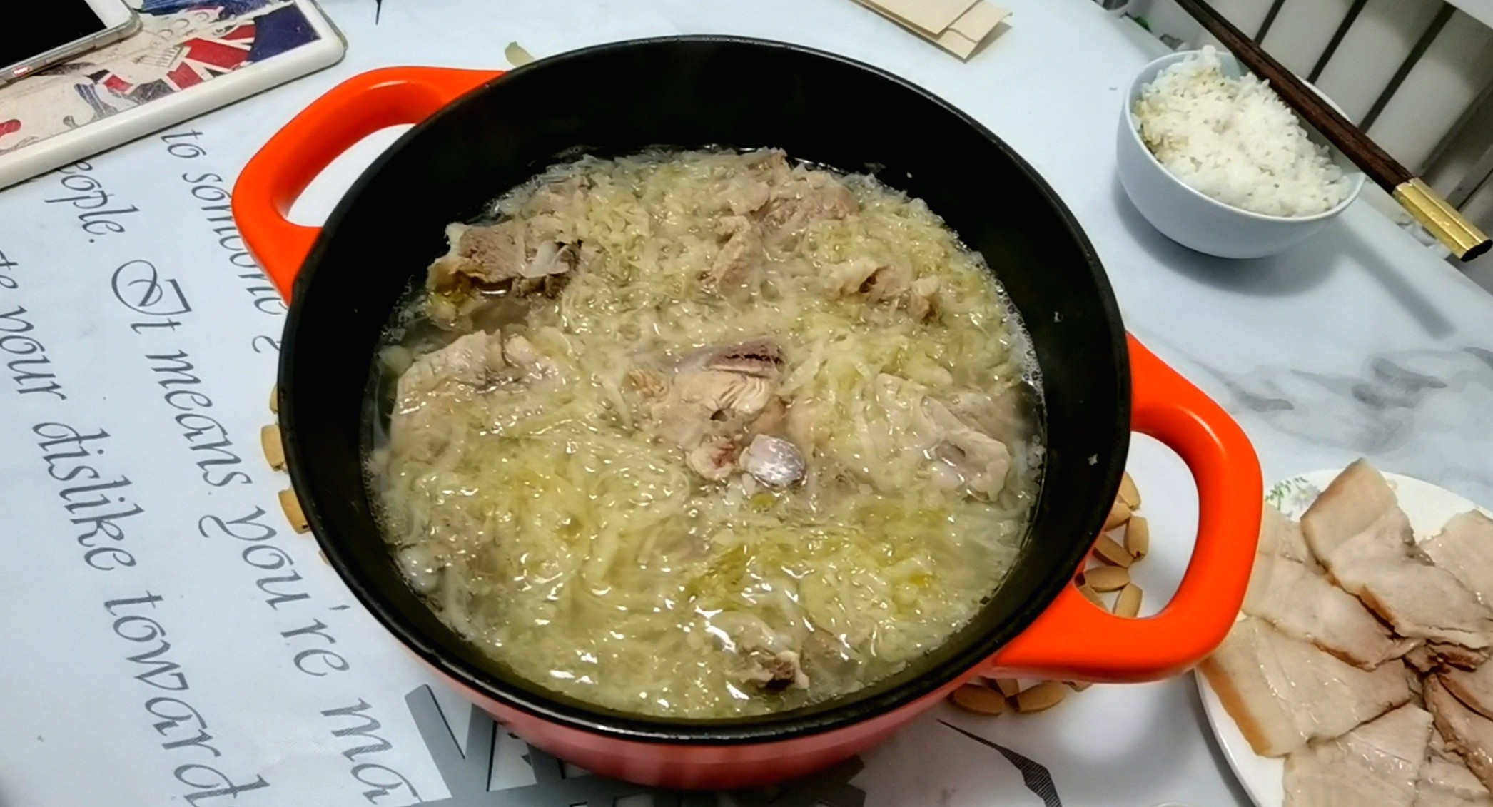 東北特色燉酸菜的做法-家常味燉菜譜-易網健康養生網 東北特色燉酸菜的做法-家常味燉菜譜