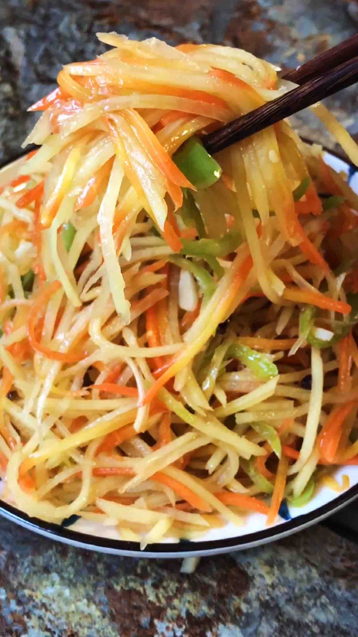 素炒三彩絲的做法-家常味炒菜譜-易網健康養生網 素炒三彩絲的做法-家常味炒菜譜