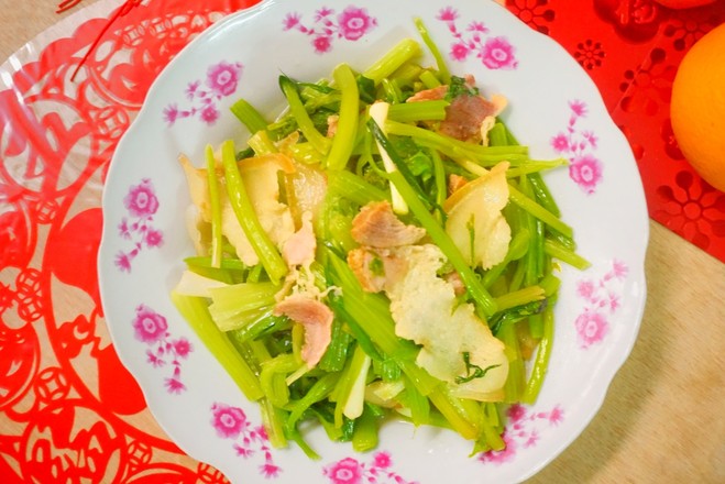 芹菜炒臘肉的做法-家常味炒菜譜-易網(wǎng)健康養(yǎng)生網(wǎng) 芹菜炒臘肉的做法-家常味炒菜譜