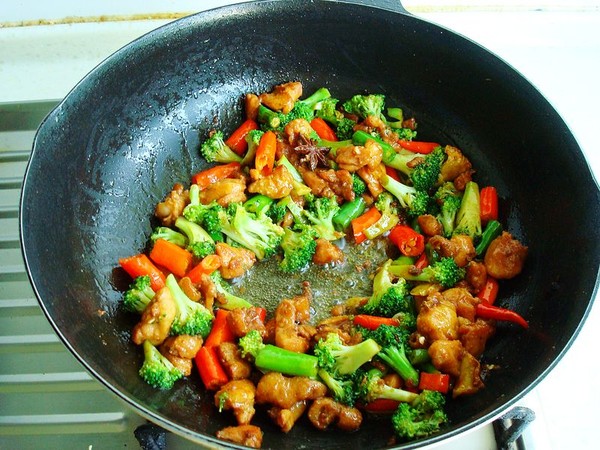 西蘭花炒雞的做法-咸鮮味炒菜譜-易網健康養生網 西蘭花炒雞的做法-咸鮮味炒菜譜