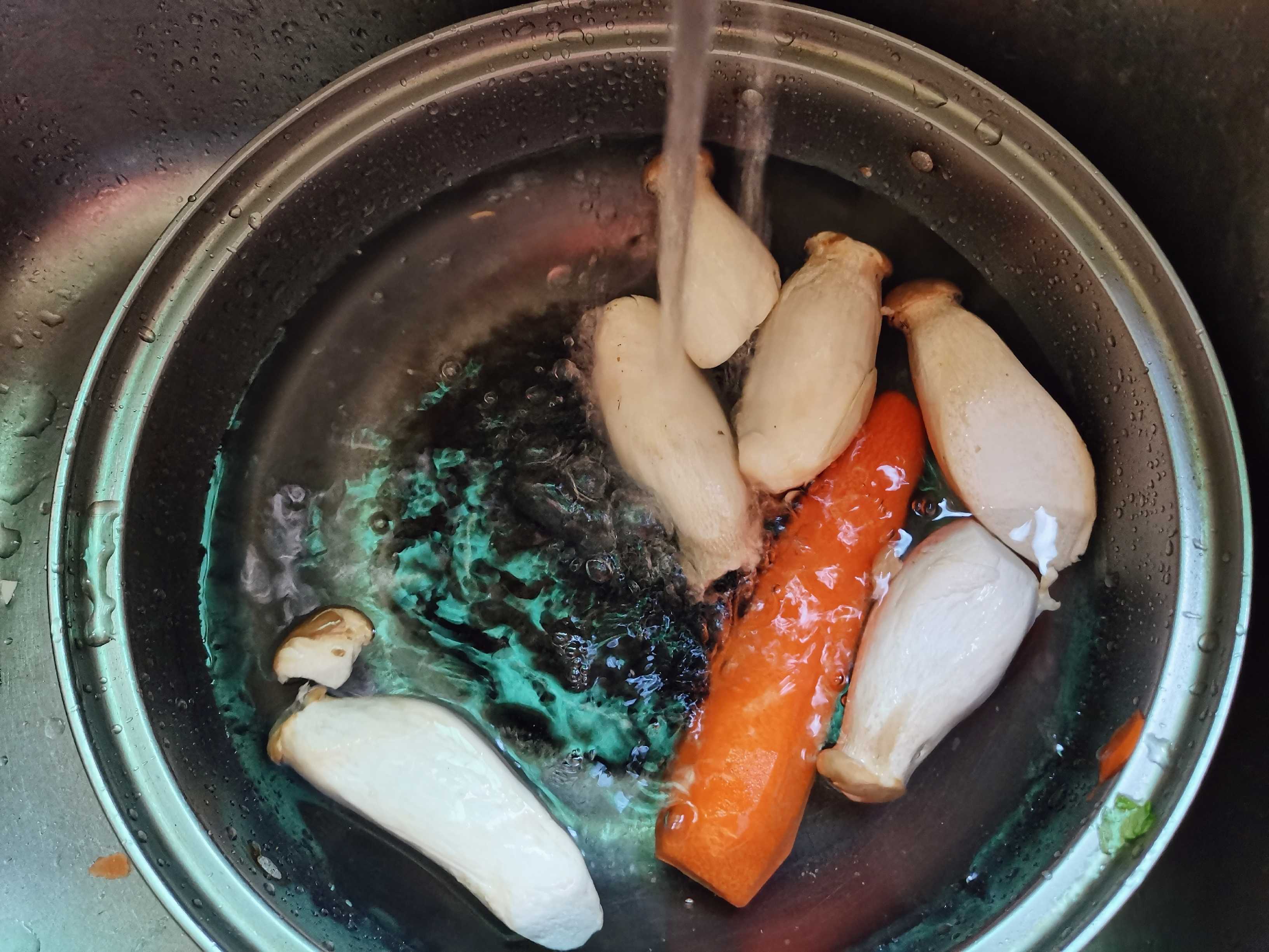 胡蘿卜炒杏鮑菇的做法-家常味炒菜譜