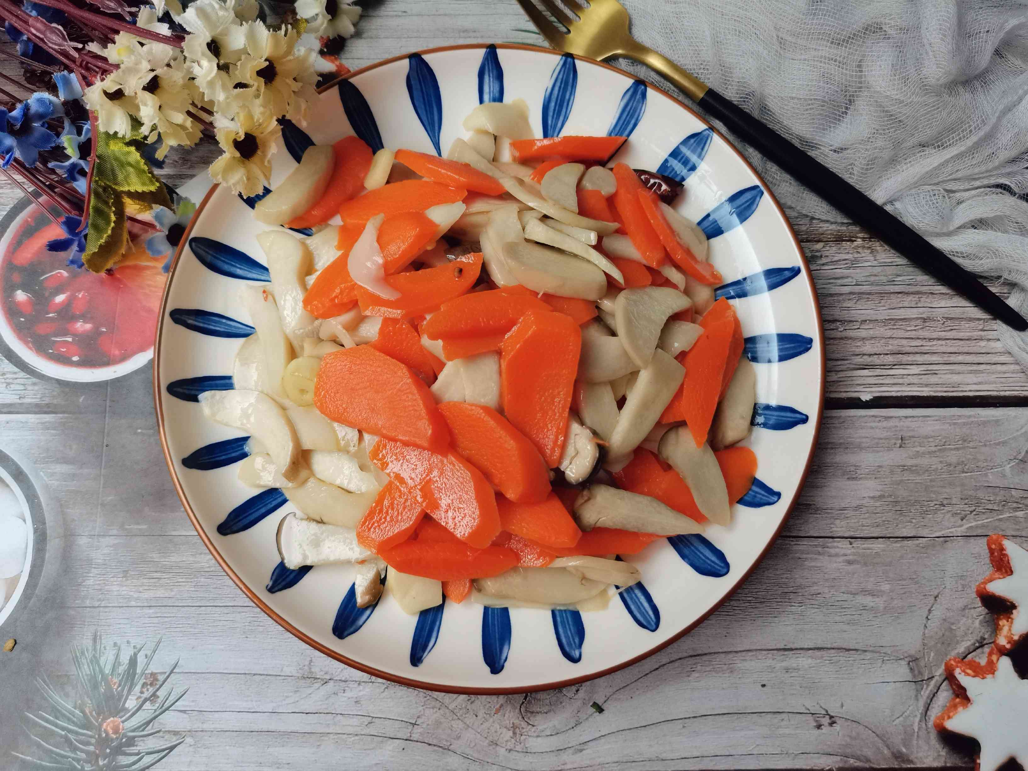 胡蘿卜炒杏鮑菇的做法-家常味炒菜譜-易網健康養生網 胡蘿卜炒杏鮑菇的做法-家常味炒菜譜
