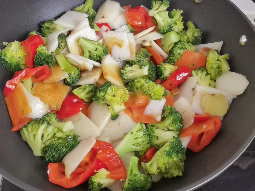 年夜飯素菜也出彩-素炒三色,生活多姿又多彩的做法-咸鮮味炒菜譜-易網健康養生網 年夜飯素菜也出彩-素炒三色,生活多姿又多彩的做法-咸鮮味炒菜譜