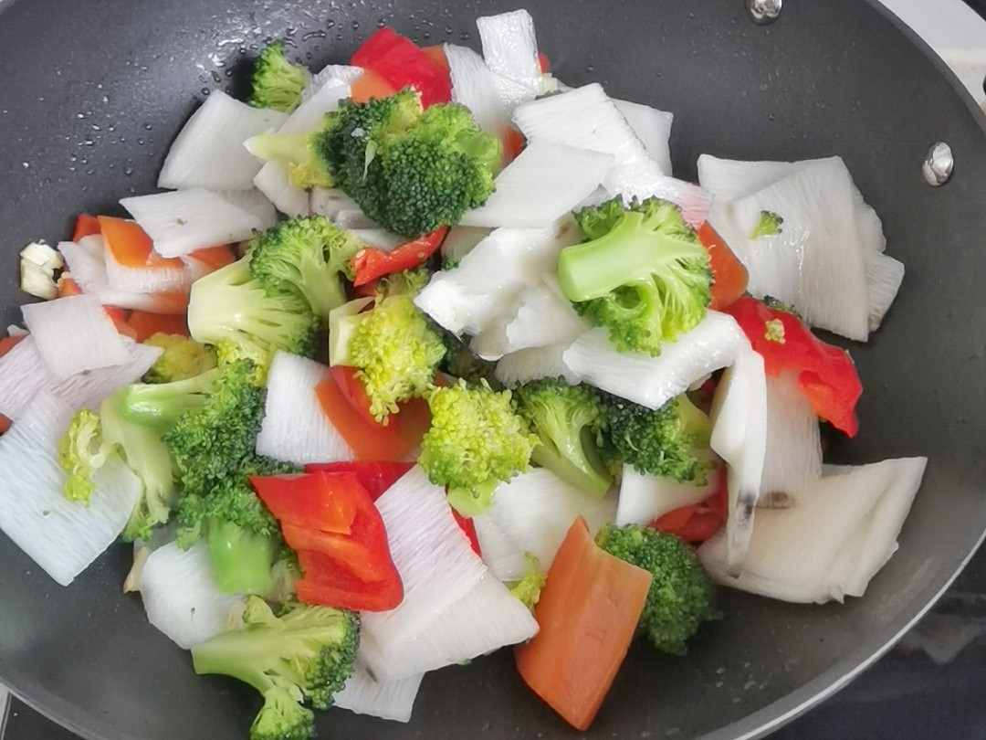 年夜飯素菜也出彩-素炒三色,生活多姿又多彩的做法-咸鮮味炒菜譜-易網健康養生網 年夜飯素菜也出彩-素炒三色,生活多姿又多彩的做法-咸鮮味炒菜譜