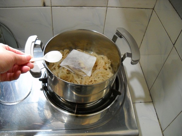 Q彈養(yǎng)顏肉皮凍的做法-家常味煮菜譜-易網(wǎng)健康養(yǎng)生網(wǎng) Q彈養(yǎng)顏肉皮凍的做法-家常味煮菜譜