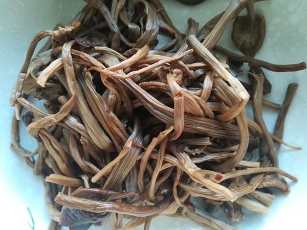 干鍋茶樹菇的做法-家常味炒菜譜