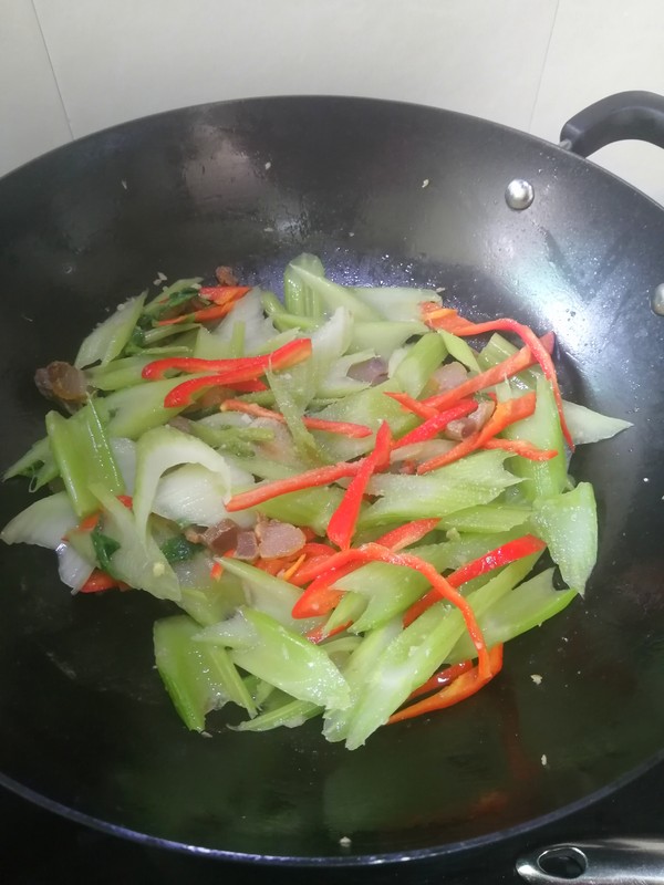 簡簡單單也不失美味~~臘肉炒西芹的做法-家常味炒菜譜