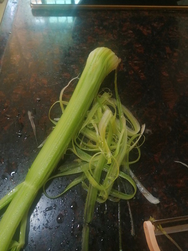 簡簡單單也不失美味~~臘肉炒西芹的做法-家常味炒菜譜