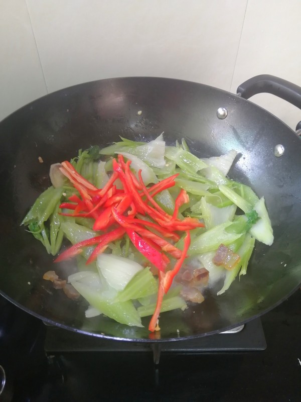 簡簡單單也不失美味~~臘肉炒西芹的做法-家常味炒菜譜
