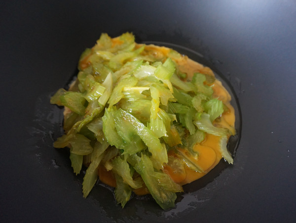可以吃出肉的味道素菜——西芹滑蛋的做法-家常味炒菜譜