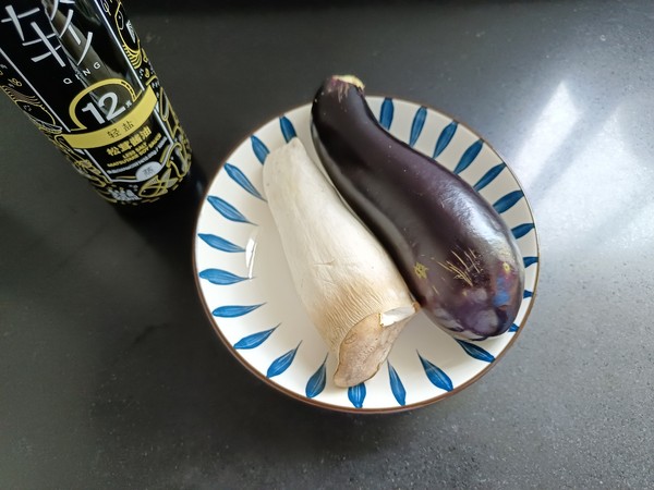茄子夾杏鮑菇的做法-家常味蒸菜譜-易網<a href=http://www.weilaijie.cn/ target=_blank class=infotextkey>健康養生</a>網 茄子夾杏鮑菇的做法-家常味蒸菜譜