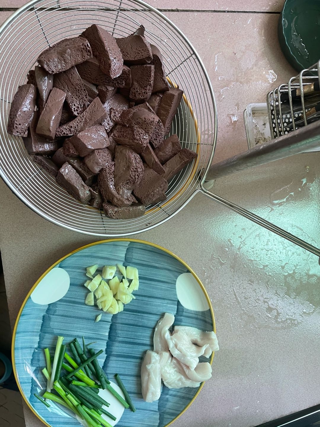 炒豬血的做法-咸鮮味炒菜譜-易網<a href=http://www.weilaijie.cn/ target=_blank class=infotextkey>健康養生</a>網 炒豬血的做法-咸鮮味炒菜譜