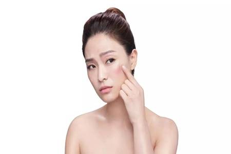 化妝后戴口罩對皮膚有傷害嗎？戴口罩復工也不要忘記護膚