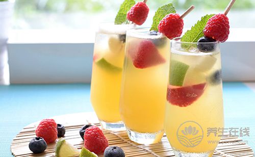 夏季冷飲雖誘人,不過這幾類人要少喝 夏季冷飲雖誘人,不過這幾類人要少喝
