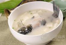 春季祛濕養脾，鯽魚加點它們一起煲湯喝