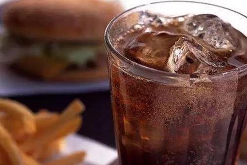 為什么近視孩子要少喝碳酸飲料？