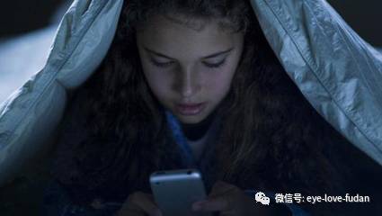 深夜手機黨的危害知多少？