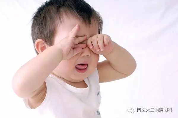 頻繁眨眼，小心是眼病信號